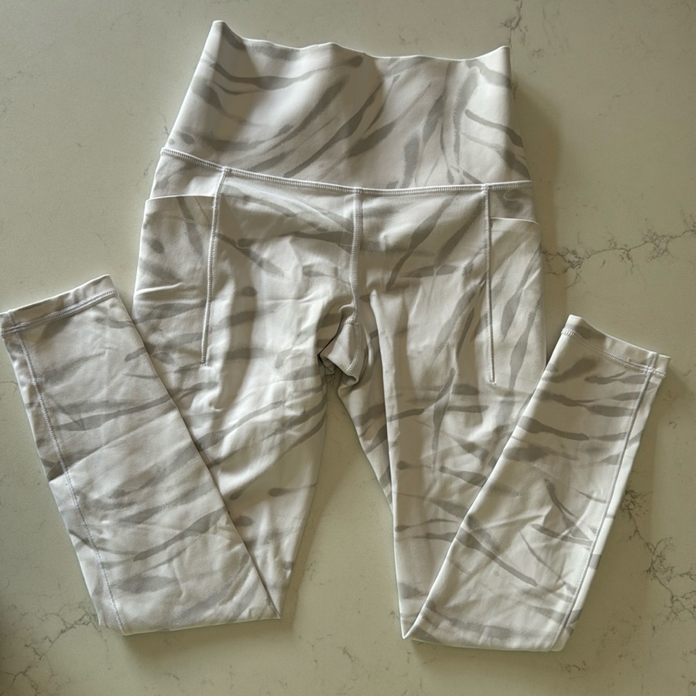 Athleta Salutation Stash Pocket II 7/8 Tight